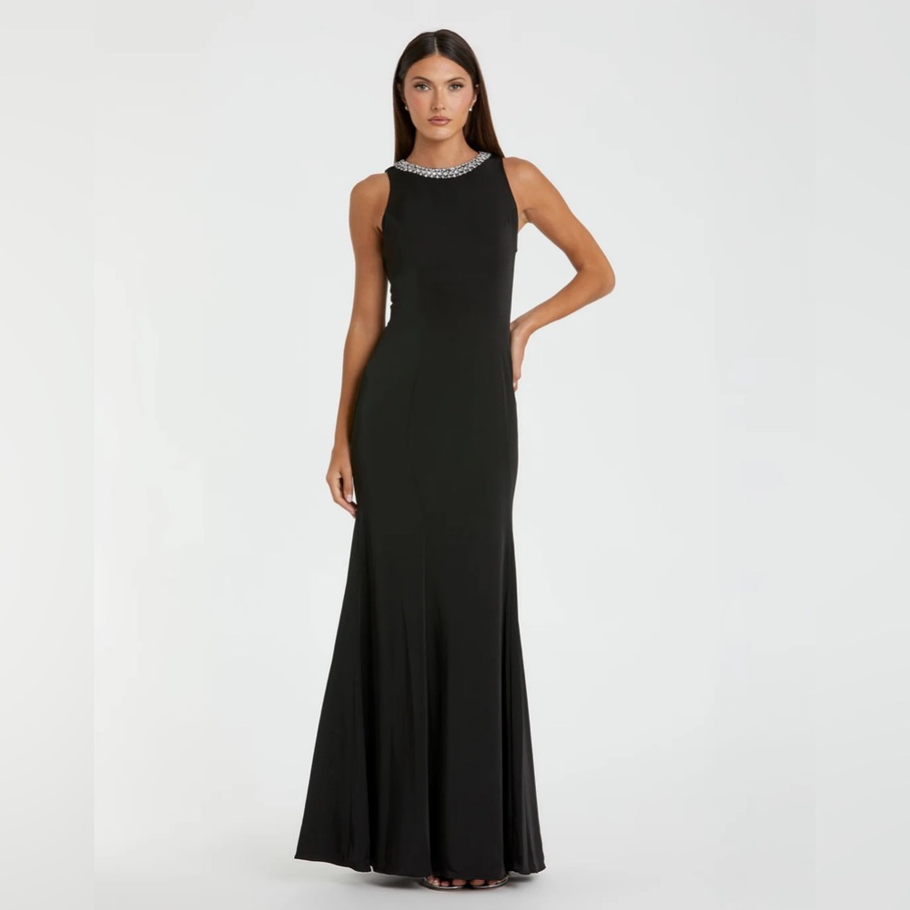 Mac Duggal NWT Stunning Embellish Neck Sweep Train Trumpet Gown Size 4 Black